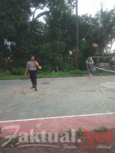 Lewat Olahraga Bhabinkamtibmas Polsek Tompobulu Polres Gowa Berikan Pembinaan Kepada Warga