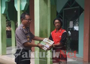 Kapolsek Tompobulu Polres Gowa Berikan Bantuan Mushaf Al-Qur’an Ke Mesjid Nurul Yaqin Desa Datara