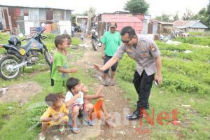 Hadir Ditengah Warga, Kapolres Gowa Sapa Anak-Anak Saat Patroli Wilayah
