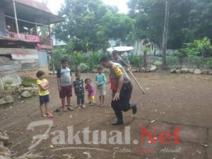 Inilah Cara Bhabinkamtibmas Polsek Tompobulu Polres Gowa Menghilangkan Fobia Pada Anak kecil