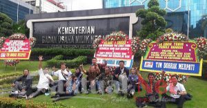 Eks Karyawan Merpati Gelar Aksi Damai Ke Kementerian BUMN Dengan Menyerahkan Karangan Bunga