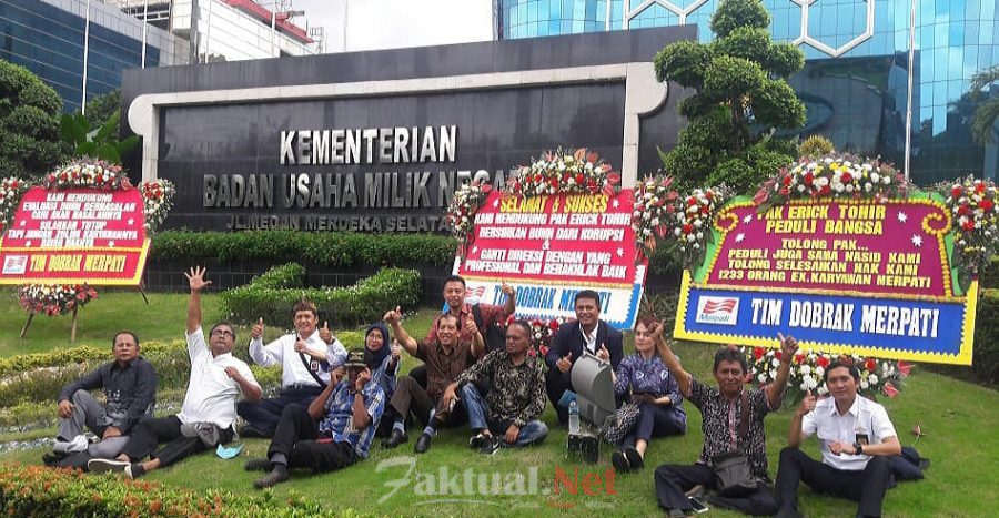 Eks Karyawan Merpati Gelar Aksi Damai Ke Kementerian BUMN Dengan Menyerahkan Karangan Bunga