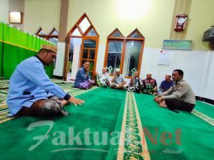 Memakmurkan mesjid, Personil Polsek Tompobulu Polres Gowa Laksanakan Shalat Magrib Secara Berjamaah Di Mesjid Al Mubarak Malakaji