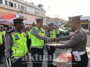 Kasat Lantas Polres Gowa Berikan Reward Kepada Personil Berprestasi