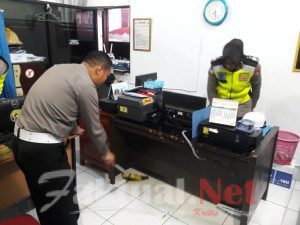 Jumat Bersih, KBO Sat Lantas Polres Gowa Ajak Personil Korvey Lingkungan Kerja