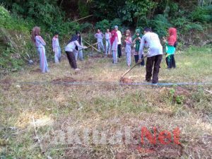 Guru Bersama Siswa/Siswi Pesantren Ibnul Amin Manfaatkan Lahan Kosong Untuk Di Tanami Bibit Cabe Dan Terong