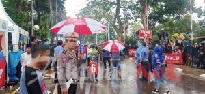 Sirkuit Malino di Guyur Hujan, Sat Lantas Polres Gowa Tetap Semangat Dalam pengaturan Arus Lalin