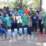 Cegah Covid-19, Bhabinkamtibmas Polsek Tompobulu Polres Gowa Terlibat Penyemprotan Cairan Disinfektan