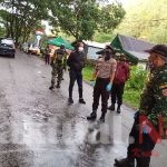 Cegah Penyebaran Covid-19, Gabungan Personil Polsek Tinggimoncon Bersama TNI Lakukan Pemeriksaan Ketat
