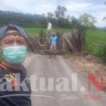 Kepala desa majannang saat melakukan penutupan jalan
