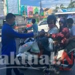 Cegah COVID-19, Polwan Polres Gowa Dan KNPI Gowa Bagi Masker Ke Warga