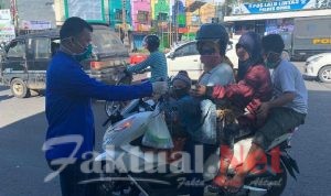 Cegah COVID-19, Polwan Polres Gowa Dan KNPI Gowa Bagi Masker Ke Warga