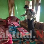 Cegah Penyebaran Virus Covid-19, Personil Polsek Tinggimoncong Polres Gowa Melakukan Penyemprotan Cairan Sanitiser