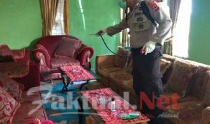 Cegah Penyebaran Virus Covid-19, Personil Polsek Tinggimoncong Polres Gowa Melakukan Penyemprotan Cairan Sanitiser