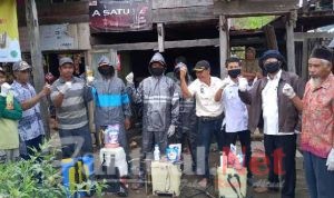 Memutuskan Mata Rantai Penyebaran Covid 19, Pemdes Pencong Melakukan Penyemprotan Massal