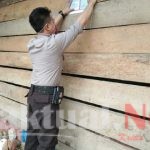 Bhabinkamtibmas Polsek Tompobulu Polres Gowa Tempelkan Selebaran Himbauan Pemerintah Dalam Mencegah Penyebaran Covid-19