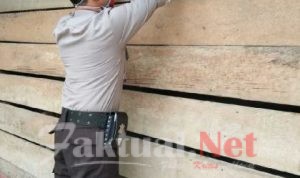 Bhabinkamtibmas Polsek Tompobulu Polres Gowa Tempelkan Selebaran Himbauan Pemerintah Dalam Mencegah Penyebaran Covid-19