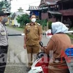 Aparat Gabungan TNI-POLRI Dan Desa, Lakukan Penyekatan dan Pemeriksaan Di Batas Wilayah Kecamatan Tompobulu Cegah Covid-19