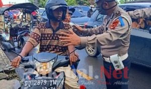Barhentikan Pengendara Yang Tidak Memakai APD, Sat Lantas Polres Gowa Beri Masker Gratis
