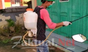 Cegah Penularan Covid-19, Kelurahan Palangga Semprot Disinfektan di Rumah Warga