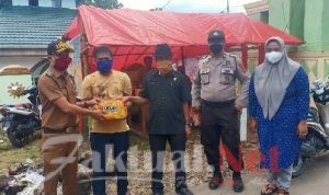 Anggota DPRD Gowa H. Baharuddin Emba Bersama Bhabinkamtibmas Polsek Tompobulu Polres Gowa Bagikan Masker Ke Warga