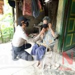 Cegah Virus Corona, Kapolsek Tinggimoncong Polres Gowa Membagikan Masker kepada warga Prasejahtera