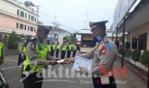 Selamat.!! Kasat Lantas Polres Gowa Berikan Hadiah Bagi Personil Pemenang Lomba Pembuatan Video