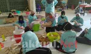 Hari Kedua Pasca Dibukanya Dapur Umum, Polwan Polres Gowa Kembali Siapkan Makanan Siap Saji Untuk Warga Terdampak COVID-19