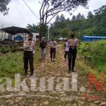 Meski Berjalan Kaki IPTU Hasan Fadhlyh Tak Menyurutkan Niatnya Menemui Warga Topidi dan Memberi Imbauan