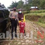 Patroli Ke Pemukiman Topidi, Kapolsek Tinggimoncong Jadi Idola Seorang Anak Yatim