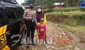 Patroli Ke Pemukiman Topidi, Kapolsek Tinggimoncong Jadi Idola Seorang Anak Yatim