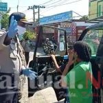 Personil Pos COVID-19 Batas Kota Gowa-Makassar Tegur Warga Tidak Gunakan APD