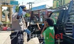 Personil Pos COVID-19 Batas Kota Gowa-Makassar Tegur Warga Tidak Gunakan APD