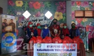 Kader PPKBD Atau BKKBN Tompobalang Berbagi Sembako Dan Edukasi Warga Terkait Covid 19