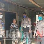 Kasat Lantas Polres Gowa Sebar Paket Sembako Langsung Ke Rumah Warga