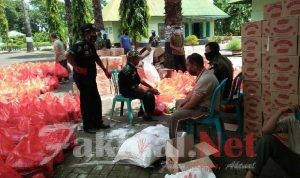 Dandim 1409 Gowa Pantau Pengemasan Bantuan Sembako Untuk Masyarakat