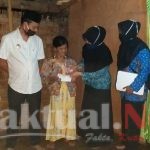 Hingga Malam Hari, Bhabinkamtibmas Bersama Babinsa Kawal Penyaluran BLT Di Desa Rappoala