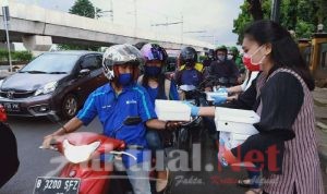 Kontribusi Untuk Negeri, Gerakan Cinta Indonesia Bagikan Takjil, Makanan Berbuka dan Masker