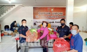 Peduli Covid -19, Komunitas Rumah Koran Tombolo Pao Serahkan Bantuan Kemanusiaan