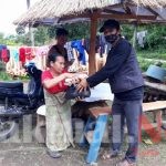 Pemuda Desa Paranglompoa Bagikan Sembako Ke Warga Yang Belum Terima Bantuan Pemerintah