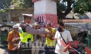 Operasi Ketupat Lipu 2020: Sat Lantas Polres Gowa Bagi – Bagi Masker