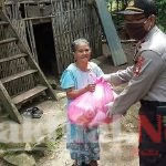 Di Tengah Pandemi, Kapolsek Tompobulu Gowa Bagikan Sembako Pada Keluarga Prasejahtera