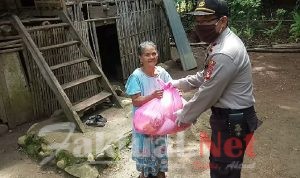 Di Tengah Pandemi, Kapolsek Tompobulu Gowa Bagikan Sembako Pada Keluarga Prasejahtera
