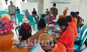 Kapolsek Pantau Penyaluran BST Di Kantor Camat Tompobulu Gowa