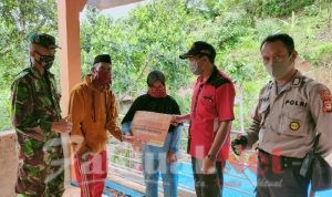 Pastikan Tepat Sasaran Bhabinkamtibmas Bersama Babinsa Kawal Pendistribusian BLT