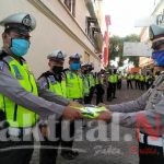 Jaga Performance di Lapangan, Kasat Lantas Polres Gowa Bagikan Rompi ke Personil