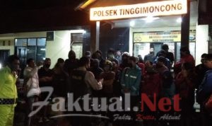 Personil Polsek Tinggimoncong Bantu Masyarakat Yang Terjebak Di Aliran Sungai Jeneberang