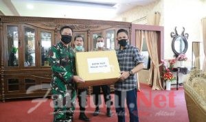 Sekjen Kemham Donny Ermawan Beri Bantuan Almatkes Covid-19 ke Polda Sulsel