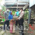 Kapolsek Bungaya Serahkan Bantuan Sembako Ke Warga Prasejahtera