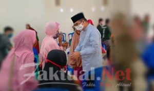 Simbolis ! Serahkan Sembako di Wakorumba Utara, Bupati Butur Himbau Masyarakat Tetap Jaga Kesehatan